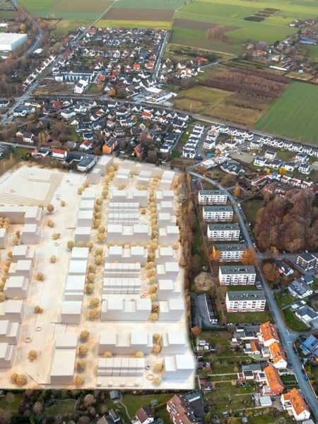 Links eine weiße Visualisierung eines zukünftigen Gebäudekomplexes. Rechts daneben Wohnhäuser und Straßen. Im rechten Teil des Hintergrundes grüne Felder.