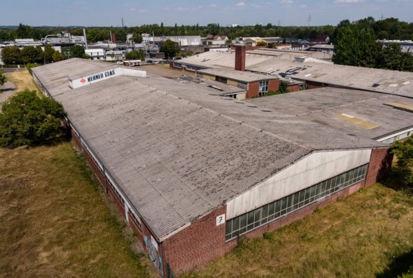 Luftaufnahme von einem leerstehenden Fabrikgebäude mit der Aufschrift "Herner Glas".