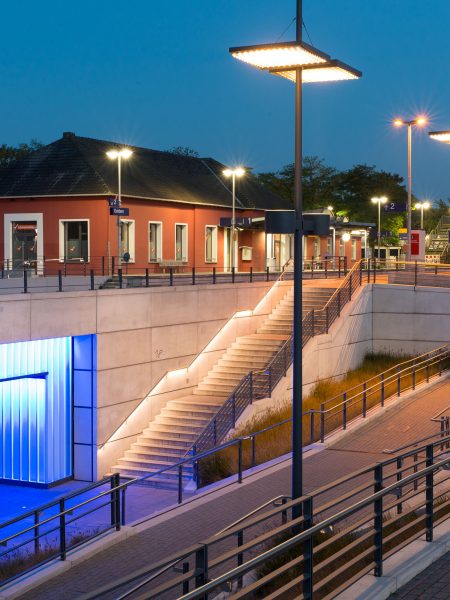 blau beleuchtete Unterführung, Treppenaufgang und barrierefreier Aufgang