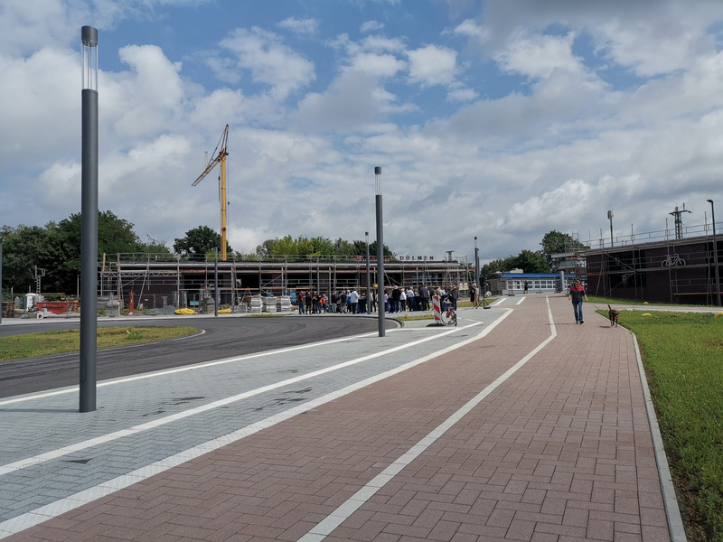 Am 5. August 2022 konnte der Bahnhofsvorplatz für Fußgängerinnen, Fußgänger und Radfahrende freigegeben werden.