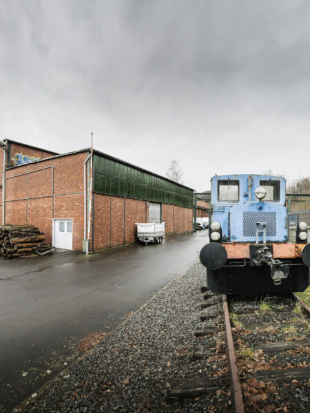 Windeck-Schladern: Landfabrik und Urban Village - Halle samt stillgelegtem Gleis
