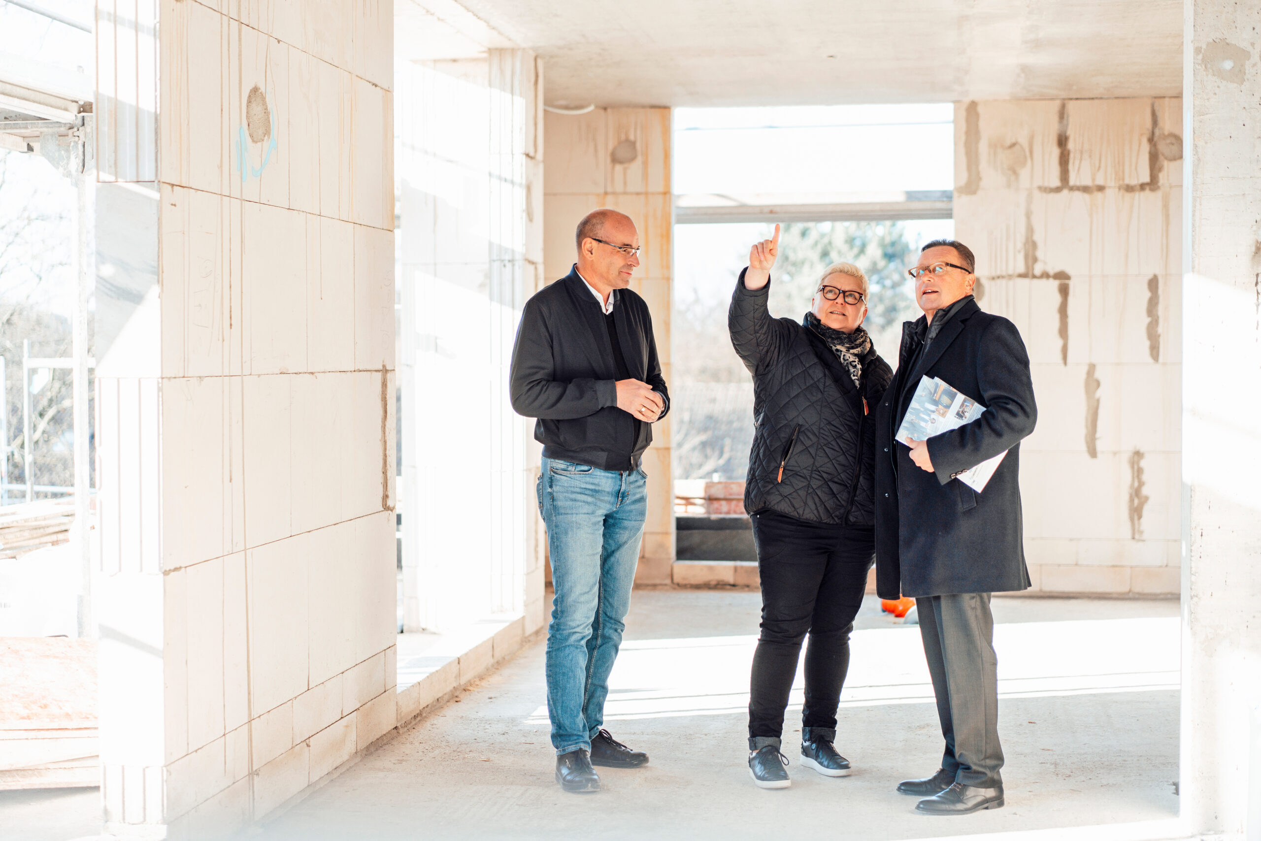 Architekt Joachim Kneutgen, Wohnungsbesitzerin Beate Schlich und Investor Eric Schütz (v.l.n.r.) beim Baustellengespräch – der Rohbau steht, im Sommer möchte Beate Schlich einziehen.