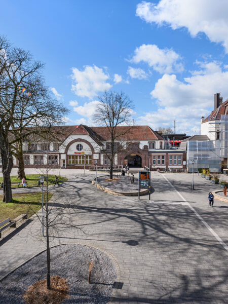 Bahnhof Schwerte, Vorplatz mit Blick auf das Empfangsgebäude