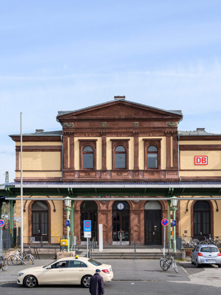 Schöner ankommen in NRW: Bahnhof Düren - Haupteingang