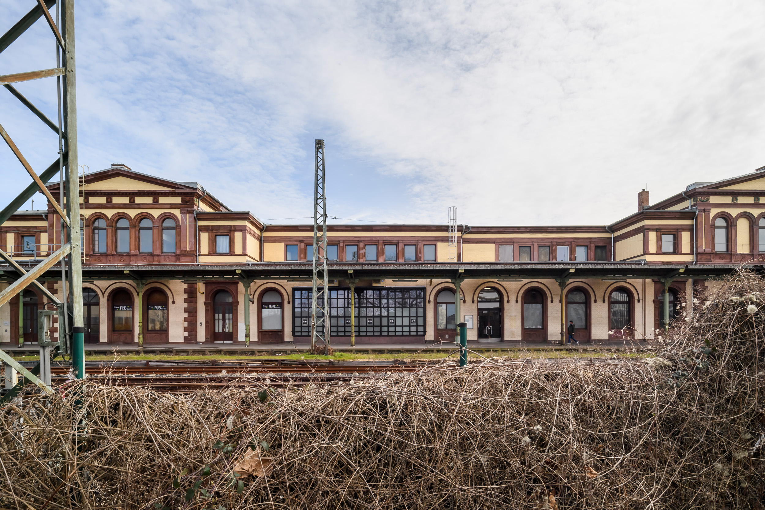 Schöner ankommen in NRW: Bahnhof Düren - Blick auf Gebäude über Gleise