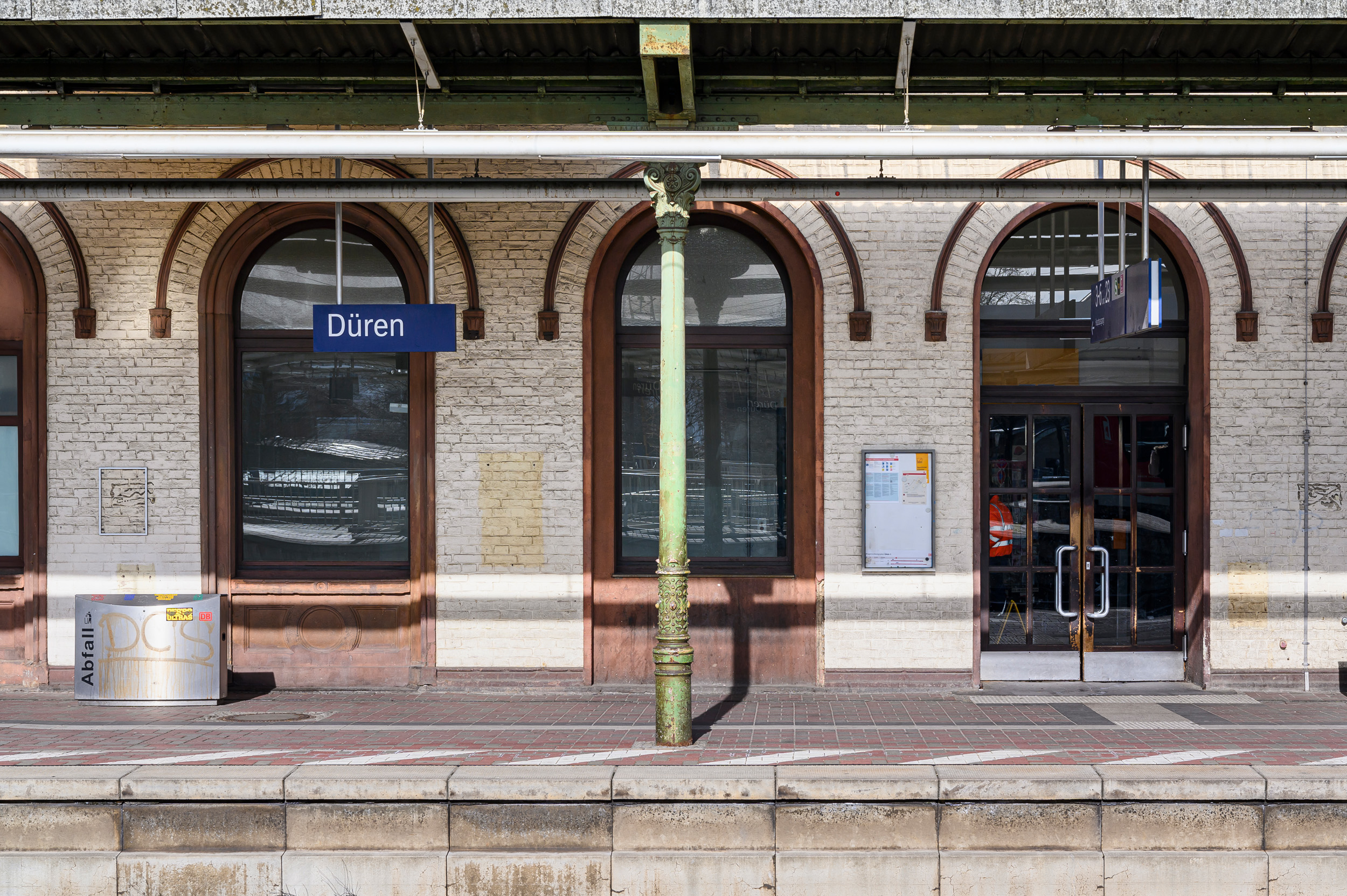 Schöner ankommen in NRW: Bahnhof Düren - Bahnsteig frontal