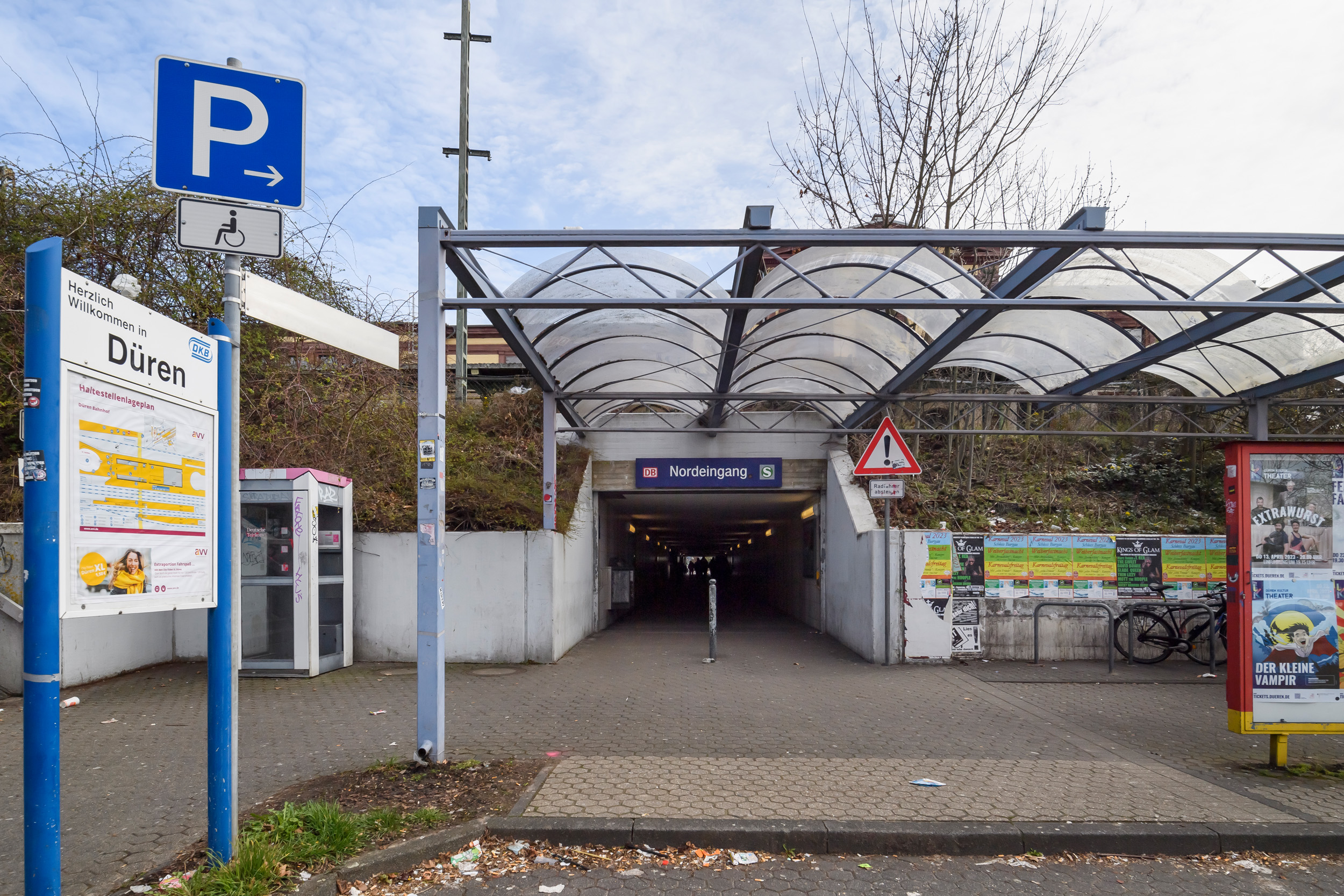 Schöner ankommen in NRW: Bahnhof Düren - Ausgang Parkplatz