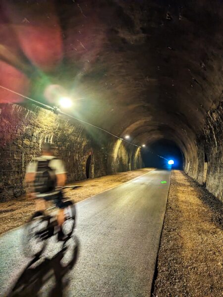Schwelmer Tunnel: Im inneren reagiert eine intelligente Beleuchtung auf Radfahrer