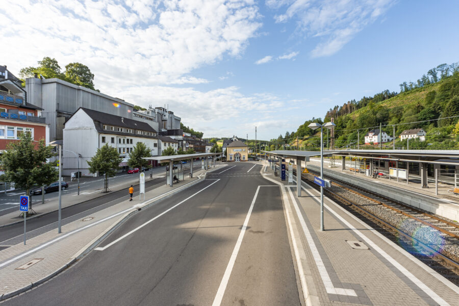 Mettengelände in Finnentrop - Blick auf Fabrik vom Bahnhof