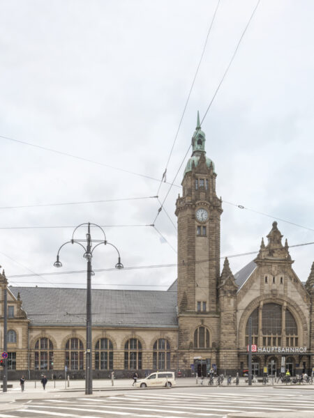 Außenansicht Krefeld Hauptbahnhof samt Vorplatz