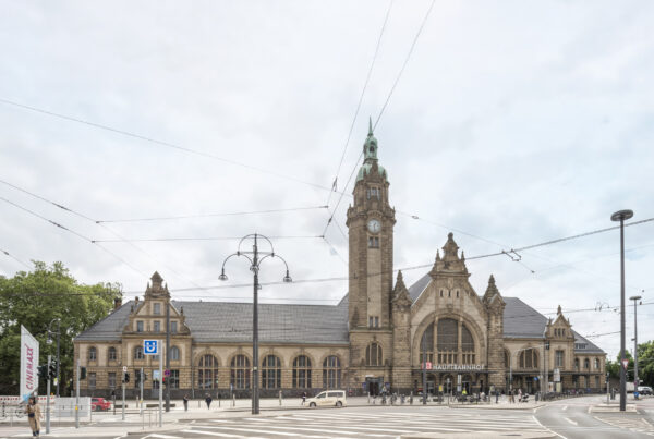 Außenansicht Krefeld Hauptbahnhof samt Vorplatz
