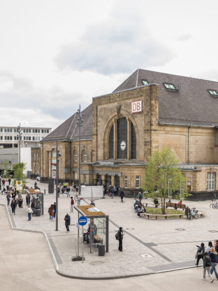 Außenansicht Mönchengladbach Hauptbahnhof samt Vorplatz