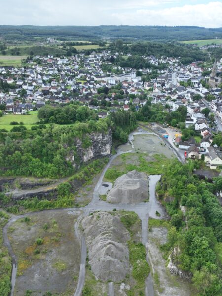 Luftbild des ehemaligen Steinbruchs Risse in Warstein