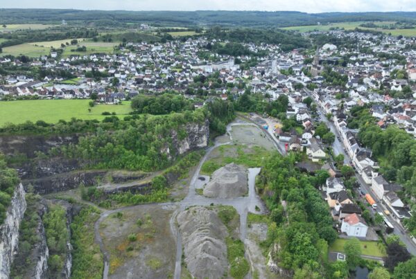 Luftbild des ehemaligen Steinbruchs Risse in Warstein