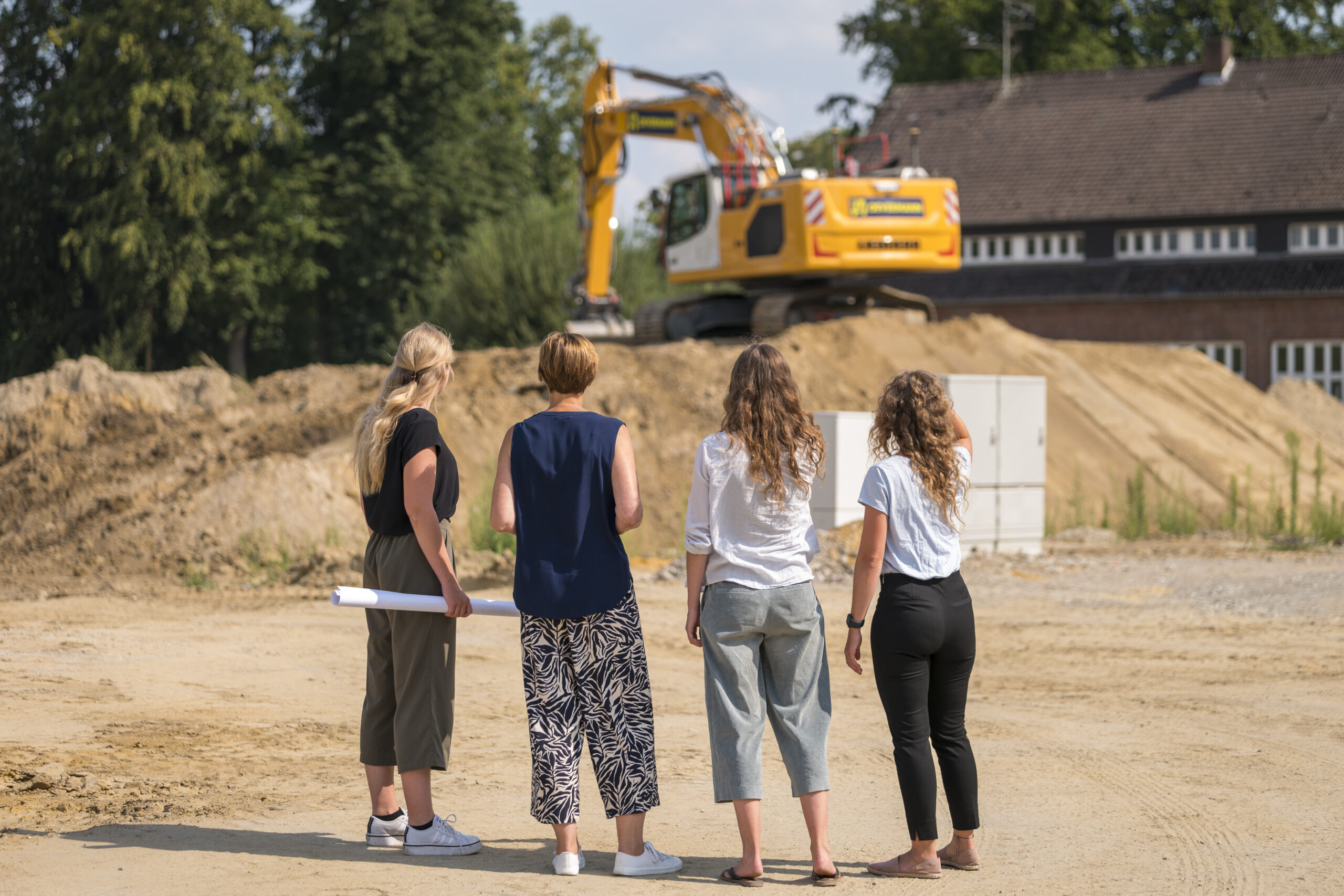 Planerinnen bei der Begehung einer Baustelle