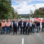 Zahlreiche Gäste aus Politik und Verwaltung, der Bauunternehmen und Büros sowie Vertreterinnen und Vertreter der direkt betroffenen Bergmann Brauerei waren bei der offiziellen Verkehrsfreigabe dabei.