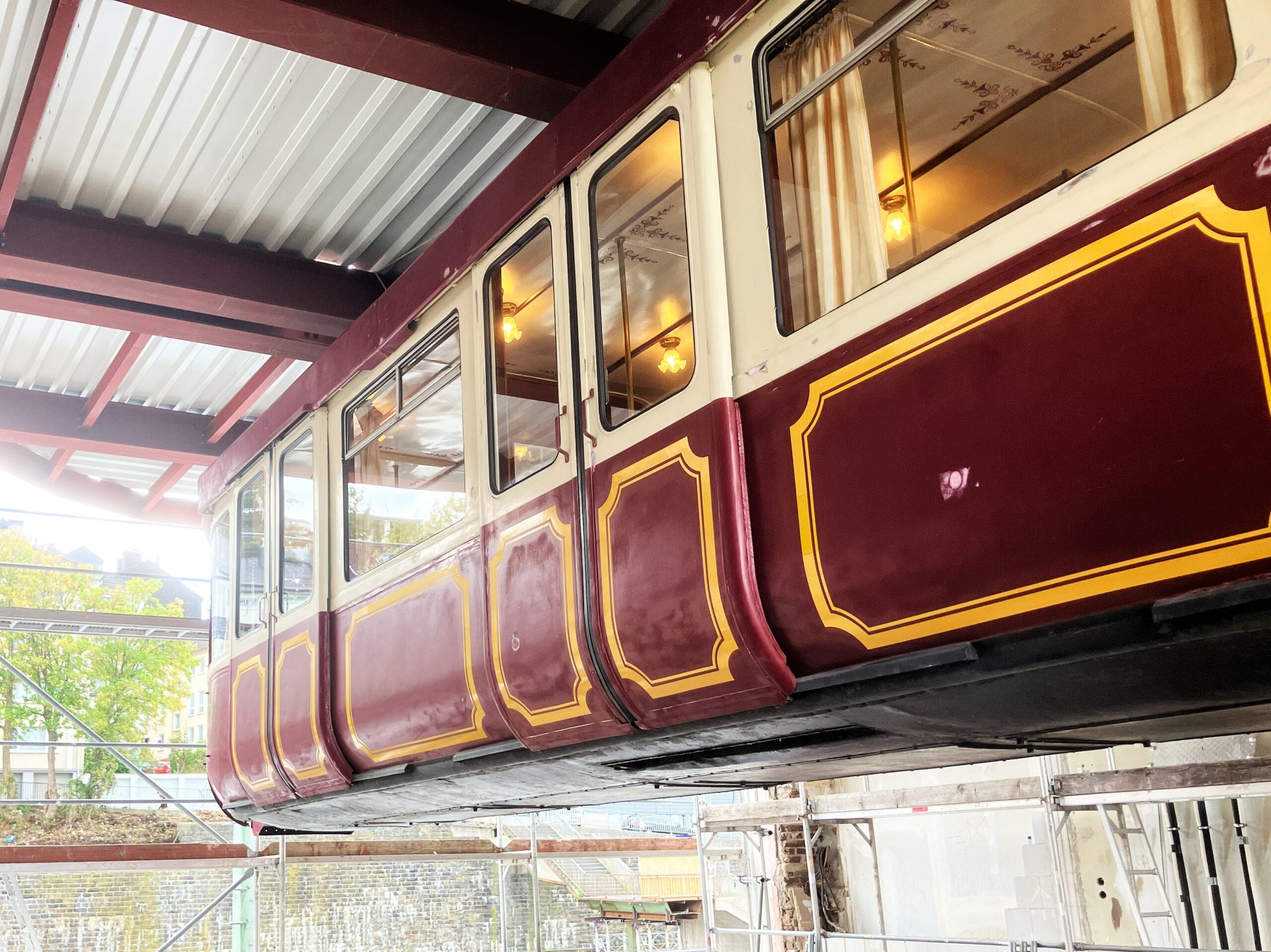 Historischer Schwebebahnwaggon am Hauptbahnhof Wuppertal