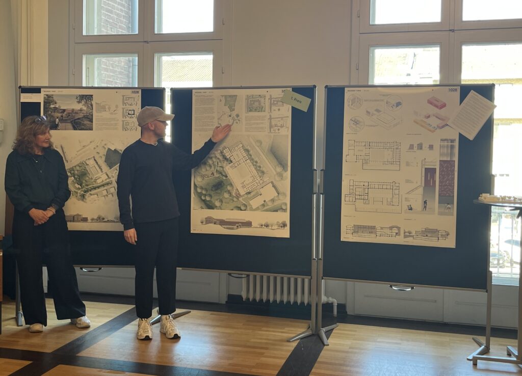 Annette Paul vom Büro Lorber Paul Architekten und Oscar Wrede-Melschede vom Büro KRAFT.RAUM stellen bei der Preisverleihung zum Wettbewerb des Brainergy Forums in Jülich ihren Entwurf vor. Foto: Stadt Jülich/Starke Projekte GmbH/Damla Yasar