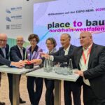 Eröffnung des Messeprogramms am Gemeinschaftsstand: Gemeinsam gaben v.l.n.r. Ludger Kloidt (NRW.URBAN), Martin Dornieden (BFW NRW), Claudia Hillenherms (NRW.Bank), NRW-Bauministerin Ina Scharrenbach, Alexander Rychter (VdW), und Stephan A. Vogelskamp (Bergisches Städtedreieck) den offiziellen Startschuss unter dem Motto „Nordrhein-Westfalen ist place to bau“.